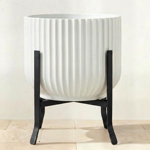 Adjustable Metal Planter Holder | Indoor Display | Fits Multiple Sizes