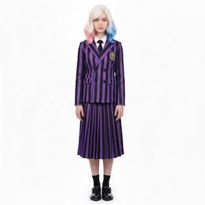 Może przedstawiać: Fioletowo-czarna, pasiasta marynarka i plisowana spódnica. Dwurzędowa marynarka ma złoty emblemat na piersi. Strój jest połączony z białą koszulą z kołnierzykiem, czarnym krawatem, czarnymi butami i czarnymi skarpetkami.