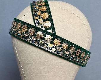 Diadema estilo flapper de los años 20 en verde bosque con bordado dorado.