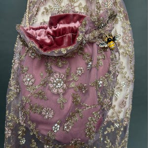 Broderad axelväska i 1920-talsstil - Ljusrosa handväska med flap- och sammetsfoder