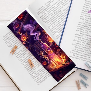 Puede incluir: Un marcapáginas colorido con una escena de fantasía con botellas brillantes, calabazas y humo púrpura arremolinado. El marcapáginas está colocado en un libro abierto, con pinzas de ropa.