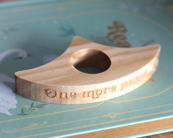 Gegraveerde houten duimboekhouder, een ideaal cadeau voor een lezer.