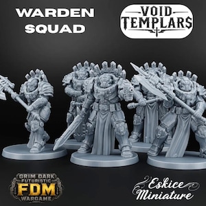 Pode incluir: Um conjunto de cinco figuras em miniatura cinzentas sem pintura da coleção Warden Squad Void Templars. Cada figura usa uma armadura pesada com um colarinho de espigões e transporta uma arma, incluindo machados e espadas, sobre bases circulares.