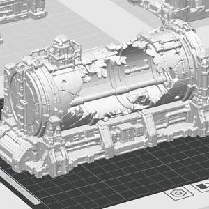 Puede incluir: Una pieza de terreno en miniatura impresa en 3D de color gris claro que representa un tanque industrial cilíndrico dañado. La estructura presenta tuberías internas expuestas, placas de metal rotas y una tapa circular con detalles mecánicos.