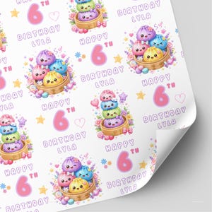 Peut inclure: Papier cadeau blanc avec un motif répétitif de raviolis mignons et colorés dans des paniers vapeur en bambou, des chiffres 6 roses, des étoiles jaunes et des cœurs. Le texte indique Happy 6th Birthday Lyla en violet avec des fleurs et bonbons.
