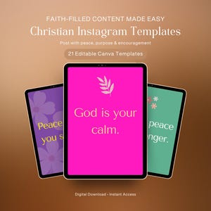 Op de afbeelding: Drie digitale tablets met christelijke Instagram-sjablonen. De centrale tablet heeft een felroze achtergrond met de woorden "God is je kalmte". De andere tablets hebben paarse en groene achtergronden met bloemen- en tekstelementen. De tekst luidt "Geloofsvolle inhoud gemakkelijk gemaakt."