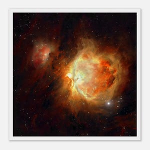 Puede incluir: Imagen vibrante de una nebulosa, que muestra una nube cósmica de gas y polvo. La imagen presenta una formación central de color naranja y amarillo brillante, con tonos rojizos oscuros y marrones circundantes. Numerosas estrellas están dispersas.