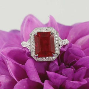 Anillo de compromiso y pedida de mano con rubí natural talla esmeralda de 2,92 quilates y diamantes, oro blanco de 14 quilates.