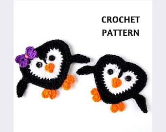 Könnte beinhalten: Zwei gehäkelte Pinguin-Anhänger, einer mit einer lila Schleife. Die Pinguine sind schwarz und weiß mit orangefarbenen Schnäbeln und Füßen. Der Text "CROCHET PATTERN" befindet sich über den Pinguinen.