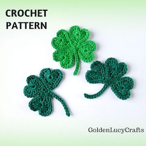 Può includere: Tre trifogli a quattro foglie di colore verde all'uncinetto su uno sfondo bianco. Il testo "CROCHET PATTERN" è nella parte superiore dell'immagine. Il testo "GoldenLucyCrafts" è nella parte inferiore dell'immagine.