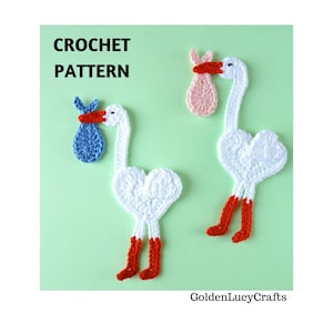 Puede incluir: Dos cigüeñas blancas de crochet con patas y picos rojos, cada una llevando una pequeña bolsa de crochet. Una bolsa es azul y la otra es rosa. El texto "CROCHET PATTERN" está en la parte superior de la imagen.