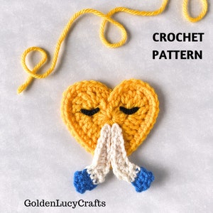 Könnte beinhalten: Häkelmuster für ein gelbes Herz mit geschlossenen Augen und weißen Händen in einer betenden Position. Der Text "CROCHET PATTERN" befindet sich über dem Herzen.