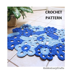 Puede incluir: Un patrón de ganchillo hecho a mano con un diseño floral en tonos azules. El patrón incluye varias formas de flores y acentos de hojas. El texto "CROCHET PATTERN" se muestra. El logotipo de GoldenLucyCrafts es visible.
