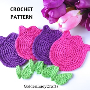 Könnte beinhalten: Häkelmuster für einen Satz von vier lila und rosa Tulpen-Untersetzern mit grünen Blättern. Der Text "CROCHET PATTERN" befindet sich oben im Bild. Der Text "GoldenLucyCrafts" befindet sich unten im Bild.