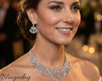 Set di gioielli da sposa di Kate Middleton, finemente lavorato. Placcato in platino. Collana e orecchini. Zirconi cubici.