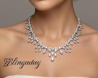 Delicato set di gioielli da sposa a forma di goccia con cristalli Swarovski. Placcato in platino. Collana e orecchini. Zirconi cubici.