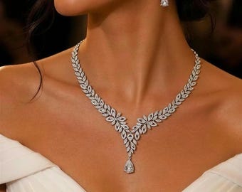 Set di gioielli Swarovski con collana a goccia e forma a V per la sposa. Gioielli regali per invitate a un matrimonio. Per la madre della sposa.