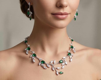 Set di gioielli Swarovski color verde smeraldo con motivo a vite, composto da collana e orecchini placcati in platino.