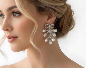Orecchini da sposa con perle e cristalli. Zirconi cubici con nastro. Abito formale. Madre della sposa. Platino.