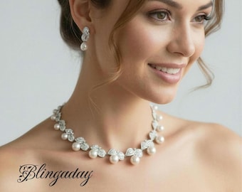 Set di gioielli da sposa con perle Swarovski. Per la madre della sposa. Collana e orecchini. Zirconi cubici.