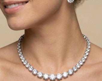Orecchini Swarovski in argento e collana tennis placcati in platino. Gioielli da sposa con diamanti simulati.