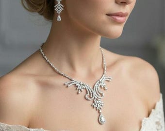 Elegante set di gioielli da sposa Swarovski. Per la madre della sposa. Collana e orecchini. Zirconi cubici.
