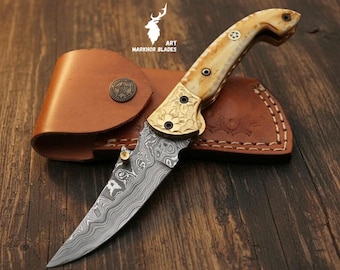 Navaja plegable de Damasco hecha a mano - Hermoso mango de hueso de camello con refuerzos de latón grabados. Navaja de bolsillo. Regalo de lujo para aniversario.