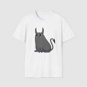 Puede incluir: Camiseta blanca con una ilustración de un diablo de dibujos animados. El diablo es gris con cuernos y una cola, y tiene una expresión amigable. El diseño está centrado, creando un aspecto divertido y peculiar.