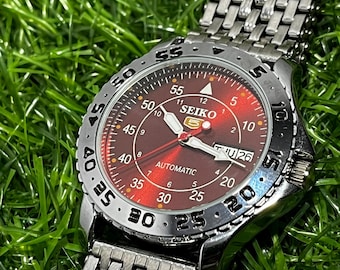 Seiko 5 Automatic watch calibre 6309 17 jewels Red dial day date window