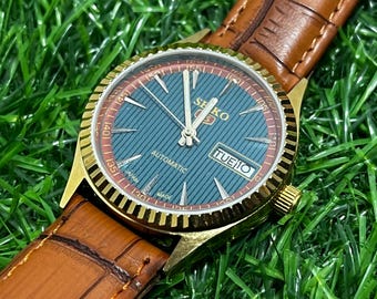 Seiko 5 Automatic watch green colour dial day in working condition leather strap