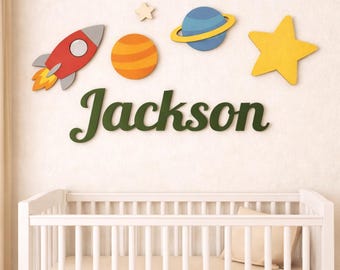 Letrero de nombre para habitación infantil con temática espacial • Decoración de habitación infantil con temática espacial • Decoración de pared con cohetes • Letrero de madera personalizado con el nombre del bebé • Habitación infantil con temática del sistema solar