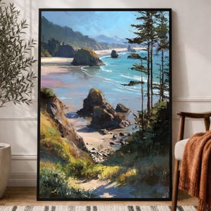 Könnte beinhalten: Ein gerahmter Wandkunstdruck, der eine Küstenlandschaft mit einem Sandstrand, großen dunklen Felsformationen im türkisfarbenen Ozean und hohen immergrünen Bäumen im Vordergrund unter einem hellblauen Himmel mit weichen Wolken zeigt.
