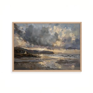 Puede incluir: Pintura de paisaje enmarcada que representa una escena costera bajo un cielo dramático. La obra presenta un pequeño edificio blanco cerca de la orilla, con nubes oscuras y luz solar reflejada en la arena mojada y el agua. El marco es de madera clara.
