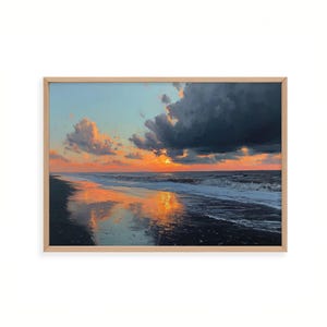 Könnte beinhalten: Ein gerahmter Kunstdruck, der eine Strandszene bei Sonnenuntergang zeigt. Der Himmel wechselt von hellblau zu orange und dunkelgrau, wobei sich Wolken im nassen Sand spiegeln. Die Meereswellen sind sichtbar, und das Kunstwerk ist in hellem Holz gerahmt.