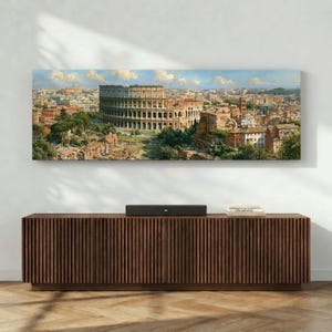 Puede incluir: Una impresión de arte mural panorámico que representa el Coliseo en Roma, Italia, rodeado de ruinas antiguas y un extenso paisaje urbano bajo un cielo azul con nubes dispersas. La escena presenta tonos cálidos de piedra, terracota y árboles.