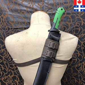 Imbragatura posteriore in pelle/supporto specificamente progettato per machete. Realizzato in pelle di alta qualità, perfetto per amanti della vita all'aria aperta e cacciatori!