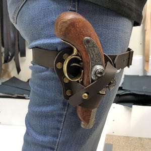 Mini flintlock holster with integrated straps to wear on the leg or arm! Design for Denix derringer 1850. High quality leather! Cosplay.