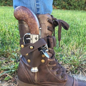 Mini flintlock holster with integrated straps to wear on the leg or arm! Design for Denix 237G. Hand-made of high quality leather! Cosplay.