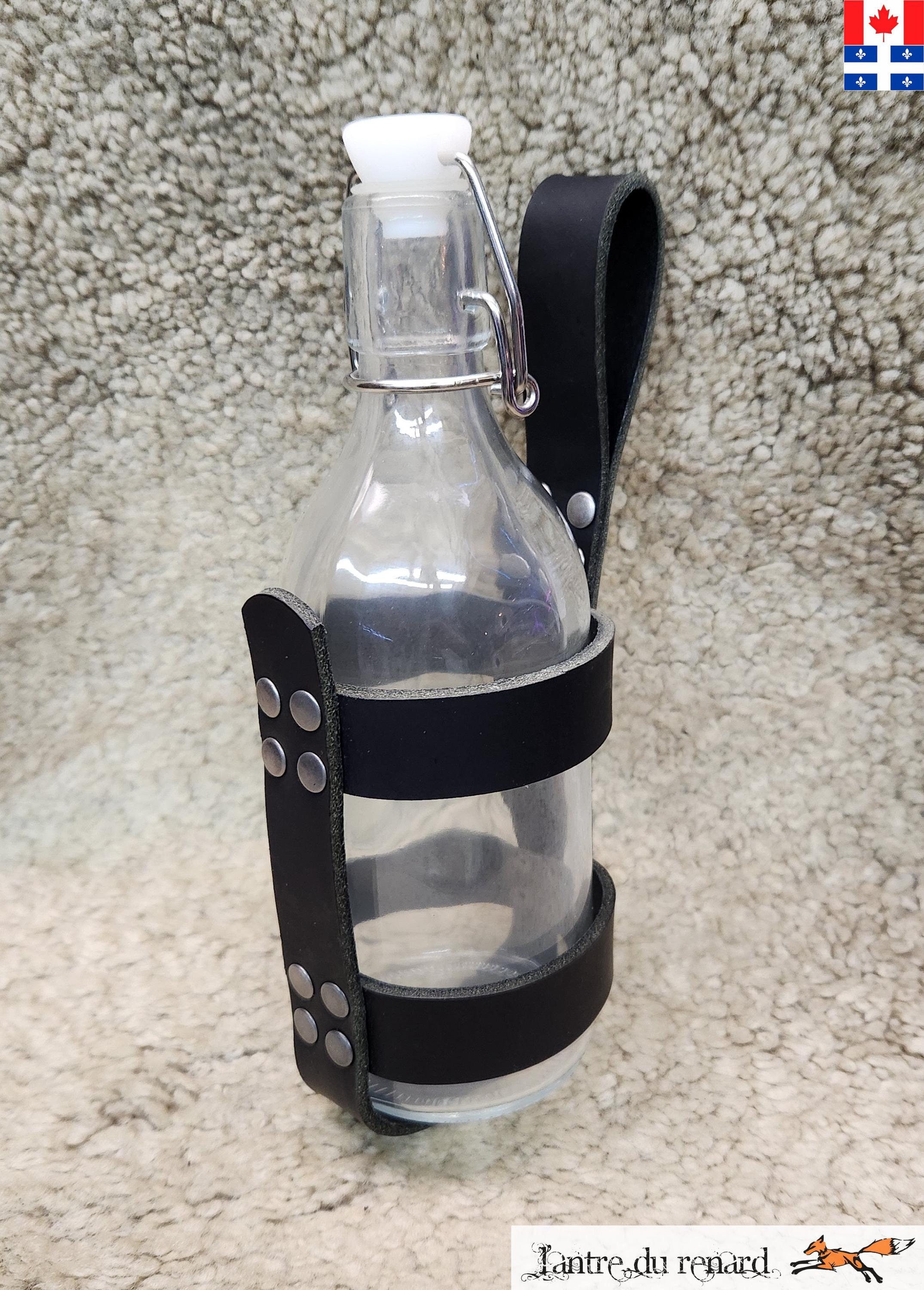 中サイズの500ml中世風ガラスボトル。革製ホルダーと2つの蓋付き。高