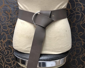 Cinturón medieval de cuero largo de 2'' de ancho con anilla simple o doble. Negro o marrón. Para LARP, SCA y recreación histórica.