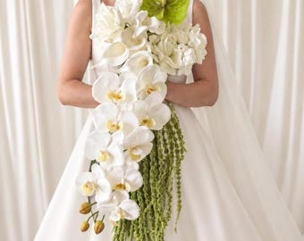 Bruidsboeket in wit en groen, watervalmodel, bruidsbloemen met realistische orchideeën, modern boeket met amarant, Verdant Collection