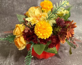 Composition florale citrouille rouge, centre de table citrouille d'automne, décoration automne rustique, décoration d'intérieur pour Thanksgiving, cadeau saisonnier de la ferme