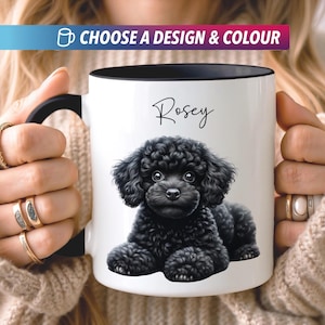 Può includere: Tazza in ceramica bianca con interno e manico neri, con un'illustrazione di barboncino nero e il nome "Rosey". La tazza ha il testo "CHOOSE A DESIGN & COLOUR" in un banner nella parte superiore.