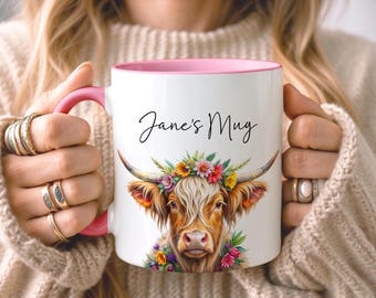 Caneca personalizada com estampa de vaca das Terras Altas e guirlanda de flores. Ideal para presentear com tema de vaca das Terras Altas, presente de Natal, presente para ela, presente para irmã ou presente para filha.