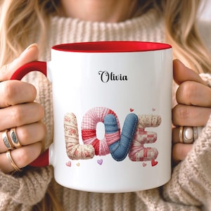 Può includere: Tazza in ceramica bianca con interno e manico rossi. La parola "LOVE" è scritta in un design patchwork con motivi floreali, denim e trapuntati. Il nome "Olivia" è stampato sopra la parola "LOVE".