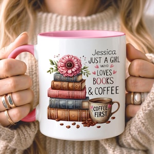 Può includere: Tazza in ceramica bianca con interno e manico rosa, raffigurante una pila di libri, un fiore rosa e una tazza di caffè. Il testo recita "Jessica JUST A GIRL WHO LOVES BOOKS & COFFEE" e "COFFEE FIRST".