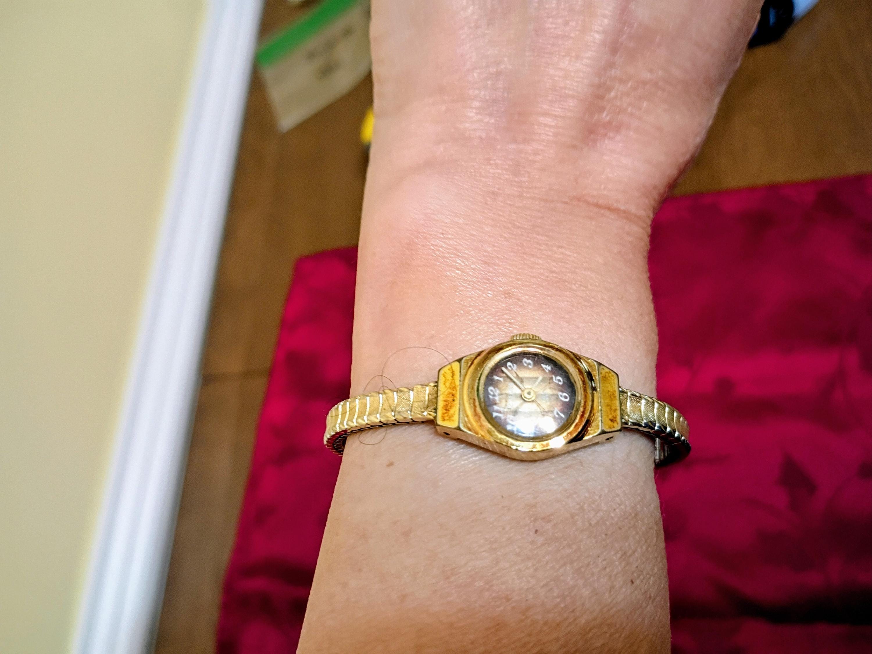 Vintage 1976 Bulova Quartz Digital Gold Tone Watch 35mm Works (Light Not Workng) 1976 Bulova quartz watches. New project? Waste of time  main image 3