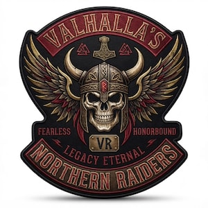 Può includere: Una toppa ricamata nera, rossa e dorata con un teschio centrale che indossa un elmo cornuto con ali. Il testo recita VALHALLA'S, FEARLESS, HONORBOUND, LEGACY ETERNAL, VR e NORTHERN RAIDERS. Un simbolo del martello di Mjolnir è centrato in alto.