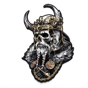 Pode incluir: Um emblema bordado detalhado apresentando um crânio usando um capacete viking com chifres. O design inclui uma longa barba trançada, gola de pele e detalhes de corrente dourada. A paleta de cores consiste em tons de preto, branco e dourado.