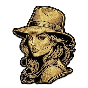 Könnte beinhalten: Ein gestickter Aufnäher mit einem stilisierten Porträt einer Person mit langem, fließendem Haar, die einen Fedora-Hut mit breiter Krempe trägt. Das Design ist in metallischem Goldgarn auf schwarzem Grund mit dickem Rand gehalten.